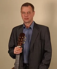 Игорь Крылов - автор-исполнитель.