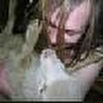 нож в воде