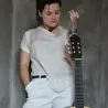 Арина Архангельская - вокалистка с гитарой