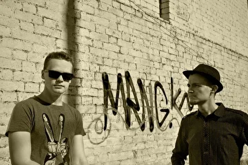 Группа Бредбери на REALMUSIC
http://www.realmusic.ru/bredberi/

Группа Бредбери в ВКонтакте
http://vk.com/bredbery_q
