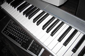 Давно мечтал купить себе Midi-клавиатуру.
В декабре 2006 года эта мечта сбылась.