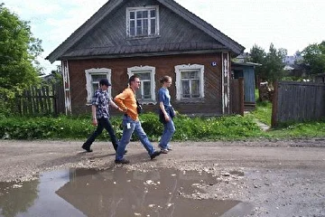 17.06.2006, "JAM", Каргополь. Группа идет выступать - типичные коргопольские виды