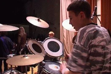 2 марта 2003 года трое молодых людей решили играть музыку которую давно любили. До Аркаима конечно каждый играл в
разных группах более, того в разных качествах. Так например барабанщик Александр Трацкий до Аркаима играл на басу в одном doom black metal коллективе, а Лебедев Владимир, который в данный момент является вокалистом играл на барабанах в другой pagan metal
банде. 
Их с радостью поддержал Денис Бурлаков, который в данный момент является гитаристом группы. Буквально через пару дней был решён вопрос с басистом, им стал знакомый Дениса - Василий Смолин. Денис и Василий уже играли вместе так что трения в музыкальном плане были сведены к минимуму, Но конечно этого было мало был необходим пятый участник. Долго решался вопрос кто же нужнее клавиши или вторая гитара. В конце концов к ним присоединился Приходченко Александр. Александр играл (и играет там по сей день) в рок группе Афазия на бас гитаре, но очень уверено справлялся с должностью второго гитариста, тем более Василий Александр и Денис его уже знали.
С названием долго не думали, Аркаим предложил Владимир
на том и порешили. От названия пошла и сама, дальнейшая идеология группы, решили игнорировать так полюбившихся power metal братии эльфов и драконов, а использовать в своих текстахславянскую мифологию а за героев своих песен использовать не рыцарей и викингов а витязей и богатырей.
	6 апреля того же года на концерте Чёрный Рассвет 1 Аркаим вышел на свет. За месяц существования они приготовили три собственные песни. Это две темы в стиле speed metal и одна лирическая баллада, «забери свою свободу» выполненная в лучших традициях heavy metal которая до сих пор является неотъемлемой частью всех выступлений группы.
	В июле того же года Аркаим обзавёлся ещё одним полноправным членом Дмитрий Машков, клавишные. Помимо этого он решил вопрос с помещением, в котором так нуждался Аркаим.
После прихода Дмитрия группа обрела новое звучание.
	Далее концерты как в Улан-Удэ так и в Иркутске.
 Зимой 2004 года группу покидает Приходченко Александр в пользу нового состава панк группы «Оргазм Нострадамуса».  Музыканты Аркаима отказываются от идеи взять второго гитариста и остаются в патером.
	На третьем фестивале «Чёрный Рассвет» Аркаим исполняет свою совершенно новую песню под названием «гудьба» которая выдержана в стиле folk metal
В дальнейшие планы коллектива входит запись демо и дальнейшая творческая деятельность.
Контакт   voldon_lebed@mail.ru

	ВРАГ У ВОРОТ
Враг у ворот ты видишь. Бьет барабан, ты слышишь.
Встань, взгляни на солнце, может быть в последний раз.
Меч обнажи и в битву. К небу обратись с молитвой.
Кто-то снова жаждет смерти. Кто-то ненавидит нас.
С землёй и с небом попрощайся, увидеть Ирий будь готов.
Булавой бей руби секирой, своим бесстрашием круши врагов.
(припев)
Видишь враг у ворот. Долг тебя в бой зовет.
Сын Перуна герой. Сила солнца всегда с тобой.

Кровь, кровь и смерть в той сече ,но солнцем ты отмечен.
Ты наплевал на смерть ,ты бьёшься сея страх кругом.
Бой этот бой кровавый, здесь ты герой ты правый.
Ты точно бог войны, как гром уверен лишь в одном.
С землёй и небом ты повязан ,увидеть Ирий не спеши.
Ты здесь ты победить обязан ,победа цель твоей души.

(припев)
Видишь враг у ворот. Долг тебя в бой зовет.
Сын Перуна герой. Сила солнца всегда с тобой

 Он был рожден чтоб стать героем и вот тот самый миг настал.
Он словно гром на поле боя чужими жизнями дышал
С мечём в руке, и с Родом в сердце
Он видел братьев смерть когда
Светилась красным цветом солнце
И багровела резеда
(припев2раза)
Видишь враг у ворот. Долг тебя в бой зовет.
Сын Перуна герой. Сила солнца всегда с тобой