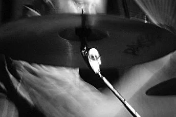 Барабаны.
Играет в Stainless Blues Band, Scolder Blues Band, Plumbum Dreams, а так же еще в полусотне групп, о которых сам точно не помнит.