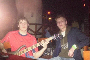 Чувак из группы My FM отдал Васе свой американксий Fender, потому что он сломался... :-) Вася любезно предоставил коллеге свой Phil Pro!!!