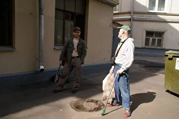 Прохожий дедушка рассказывает про оптимизм