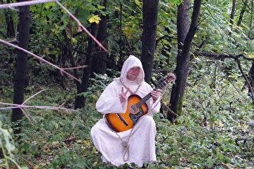 SergioSegundo esta tocando la guitarra