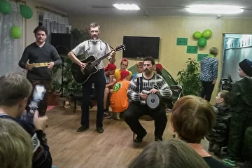 Узоры ветра на акции ,,Библионочь", г. Верхний Уфалей, 2017 год. На фото слева: Максим Мухаметханов с инструментом ,,Шум моря".