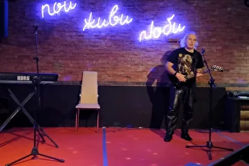 Сергей Вахламов - гитара, вокал, автор и исп песен (Выступление в Кафе Дубровский 2020)