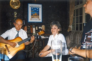 Юрий Плаксин и Ирина Логинова, выступление в пабе г. Плимут, Англия, 2002г.
