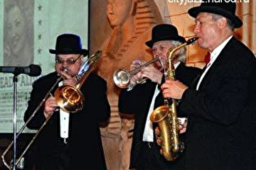 Диксиленд загнан в андеграунд и когда "Moscow City Jazz Band" появляется со своей программой, то его окружают новые поклонники и почитатели этого направления.
