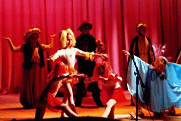 Группа эстрадного танца "ВЕРНИСАЖ" на выступлении в севастопольском Дворце детства и юности. Художественный руководитель Светлана Ахременко.