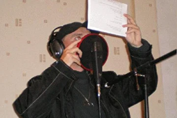 Читает в микрофон на The Praefecture Style Records