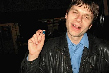 И стал душище ХУАНопетова смаковать таблетку и нахваливать, изгаляясь маркетингово по всякому и приплел сюда лизинг и дрюллинг, упиваясь своей мудротою!
Но народ, в лице, Дена, не поверил душегубцу лишь состроил он мину удушливу, мол, все понял  и готов к обрезанию, тьфу, к пероральному таблет-применению...
Хотя вскоре думу отдумав, изменил он свое-то решение....  
