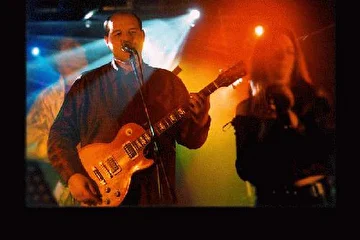 Mike Burn - продюсер, гитары, вокал.