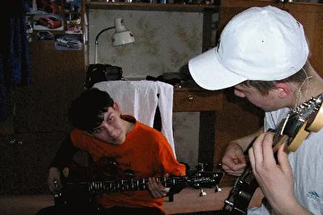 это гитарас (справа) и барабафе...тот который скрывает своё лицО