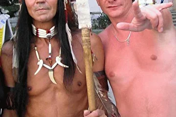 Этого чувака можно легко встретить вечером на набережной Геленджика. Он там работает индейцем (очень любит полусладкое вино).