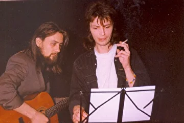 Слева: Евгений Мур лидер-гитара,вокал.
Справа: Андрей Игнатов клавишные, вокал.
