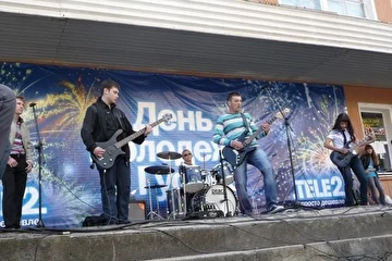 гр. Джинс День молодежи 2011 (В.Привалов-ударные)