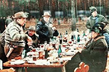 Охота была, пожалуй, главным увлечением Леонида Ильича. Но любимому заповеднику «Завидово» он иногда изменял. На фото генеральный секретарь с югославским коллегой Броз Тито (на первом плане справа) отмечают удачную стрельбу в украинском охотхозяйстве «Залесье».