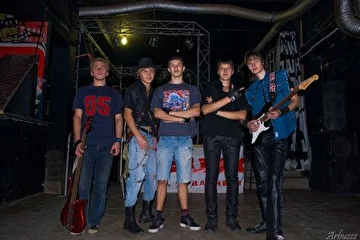 The RainLost. Осень 2009. Слева Направо - Артем Анисимов(бас гитара), Кирилл Хрущев(соло-гитара), Илья Лазарев(барабаны), Артем Сало(вокал), Михаил Федоров(ритм. гитара)