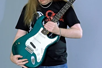 Александр Пермяков – гитара