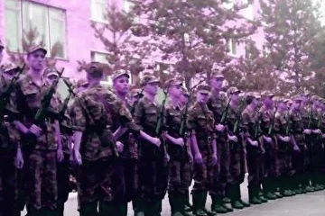 вот и Лёха нас покинул (это "вот" случилось летом 2004гада). Теперь он мотает портянки во ВладиВостоке...
Да минит вас чаша сия...