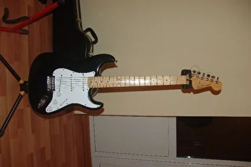 Fender Standard Stratocaster-very nice mexican strat.plays like his big bro)))
SOLD.