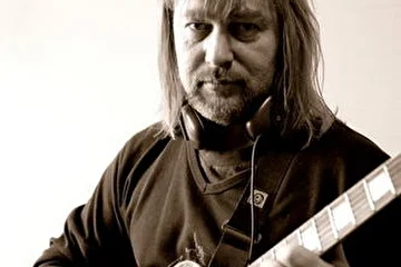 Беляков Владимир: гитары, принимал участие в четырёх или пяти альбомах группы