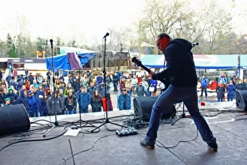 Самое "снежное" наше выступление. 9 мая в Красноярске было около нуля, и шёл снег. Но рокнролл согрел всех! 

Фестиваль Рок Фронт, Центральный парк, 09.05.2016
