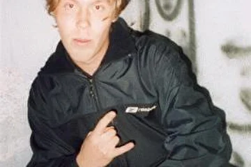 Осень 2002 года. На чёрной лестнице в доме Васи Пурги.