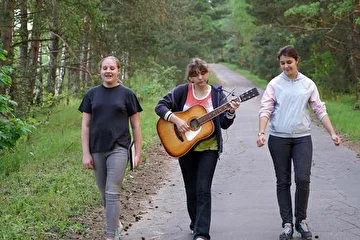 Ленточка для гитары - вещь! 
Пусть даже и самодельная. Идём к Москва-реке =)