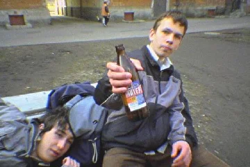 Вот сидели, сидели. Взяли ещё пива, а комуто хватило.