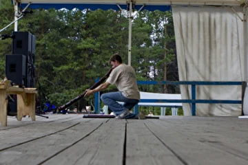 на фото: Миштар (Узоры ветра) с диджериду (йидаки)
выступление 20.07.13 г. на дне города Верхнего Уфалея
фотограф: Олег Максимов