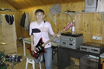 Это наш басист.