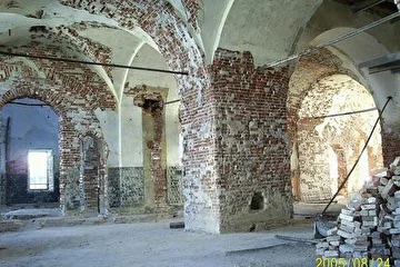 Это неотреставрированная часть, храм Святой Троицы, во время СЛОНа (Соловецкого лагеря особого назначения, 1937г.) здесь был распределитель.