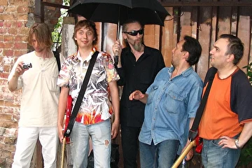 на фото слева: Владимир Джагер Медведев-певец, Алексей Ермаков - гитарист, Саша Чемакин - художник, Валера Кочнев- поэт-барабанщик, Игорь Бедарев - бас-гитара