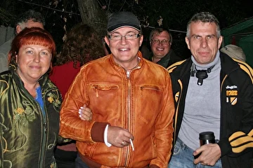 на заднем плане Сергей Деревянко, лидер группы "ПортСентябрь"