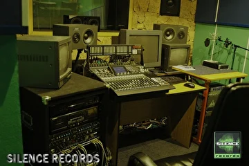 Фото аппаратной в студии Silence records