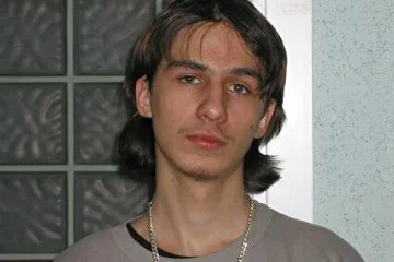 Прижали к стенке )