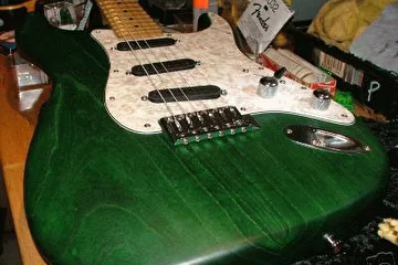 Schecter Original California Custom 
пришла вместо MusicMan Axis.
фантастически звучащий страт.качество изготовления-как и положено правильной кастомовой гитаре,сделанной в Лос-Анджелесе:)
SOLD.