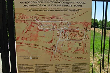 Если Вы всё же решитесь воспользоваться данной инструкцией по выходу из лабиринта, то вскоре (после... примерно суток блужданий) Вы поймёте, что рисовал её "большой шутник!"...