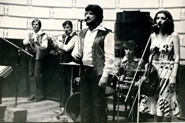 Могилёвский ВИА "Романтики" - Концерт в Рижской консерватории - 1977 год. 
Слева направо: 
Виктор Поздняков, Владимир Дударук, Марат Фарберов, Дмитрий Козлов, Жанна Токарь. 