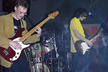 Слева: бас-гитарист: Алекс Якунин.