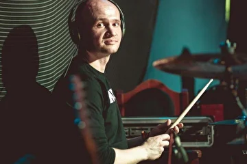 Барабанщик группы "У-лица" Вадик Уткин на концерте в Mezzo Forte 