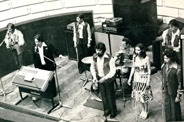 Могилёвский ВИА "Романтики" - Концерт в Рижской консерватории - 1977 год.
Слева направо:
Виктор Поздняков, Александр Шабалин, Владимир Дударук, Марат Фарберов, Дмитрий Козлов, 
Жанна Токарь, Геннадий Гуленков, Сергей Костин.