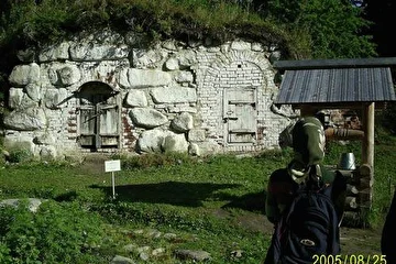 Холодильник. Аня маскируется...