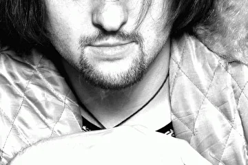 Вокалист, лидер коллектива, автор музыки и текстов.
Vocalist, leader, autor.