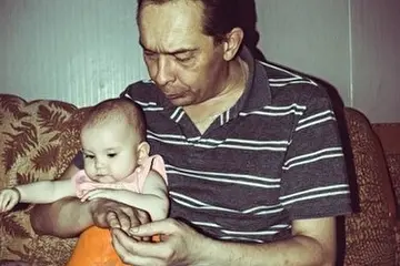 Бирюков Сергей Юрьевич с внучкой последние фото 2015
Отец  Маршала Ашроева

