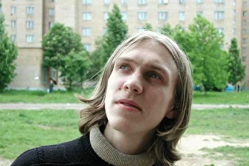 Фронтмен группы. Мечтателен, уверен в себе, требует всегда и от всех ФАКТЫ